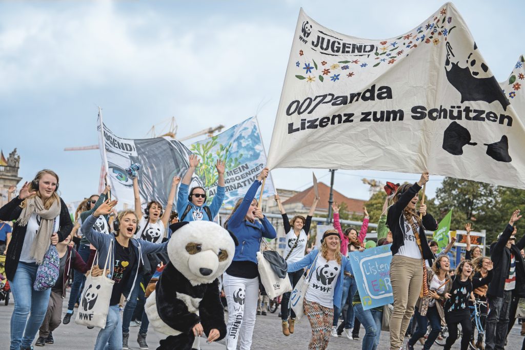Am 21.09.2014 demonstrierten Jugendliche der WWF-Jugend mit Transparenten in Berlin und setzen sich für den Umwelt- und Artenschutz ein.