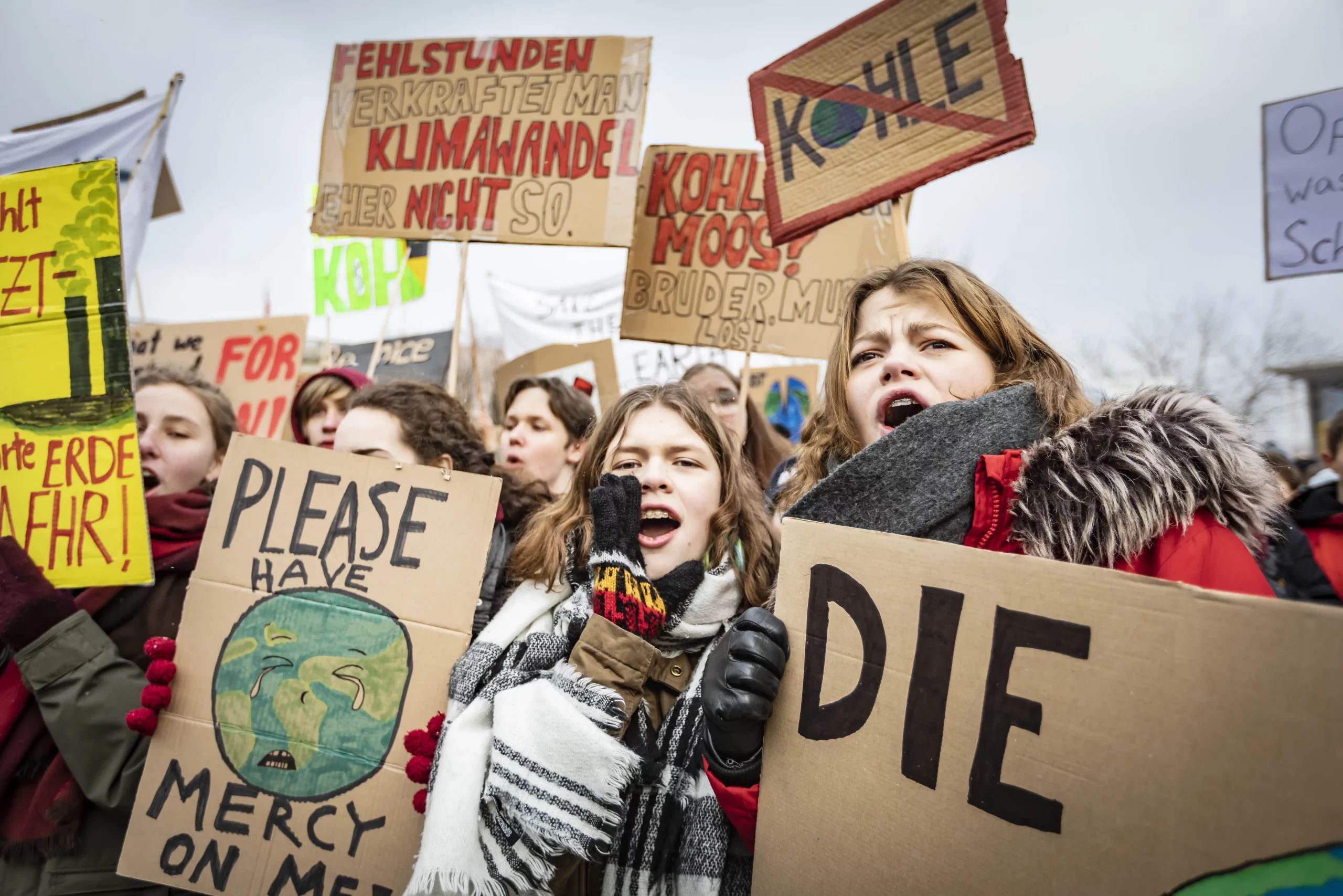 Junge Menschen, die für den Klimaschutz demonstrieren
