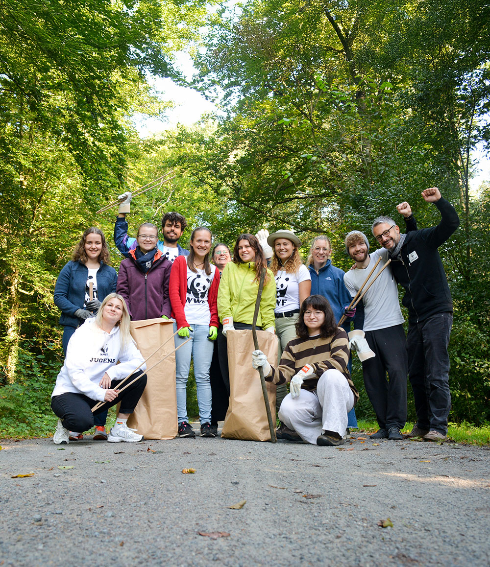 Gruppenbild mit WWF Jugendmitgliedern beim Müllsammeln