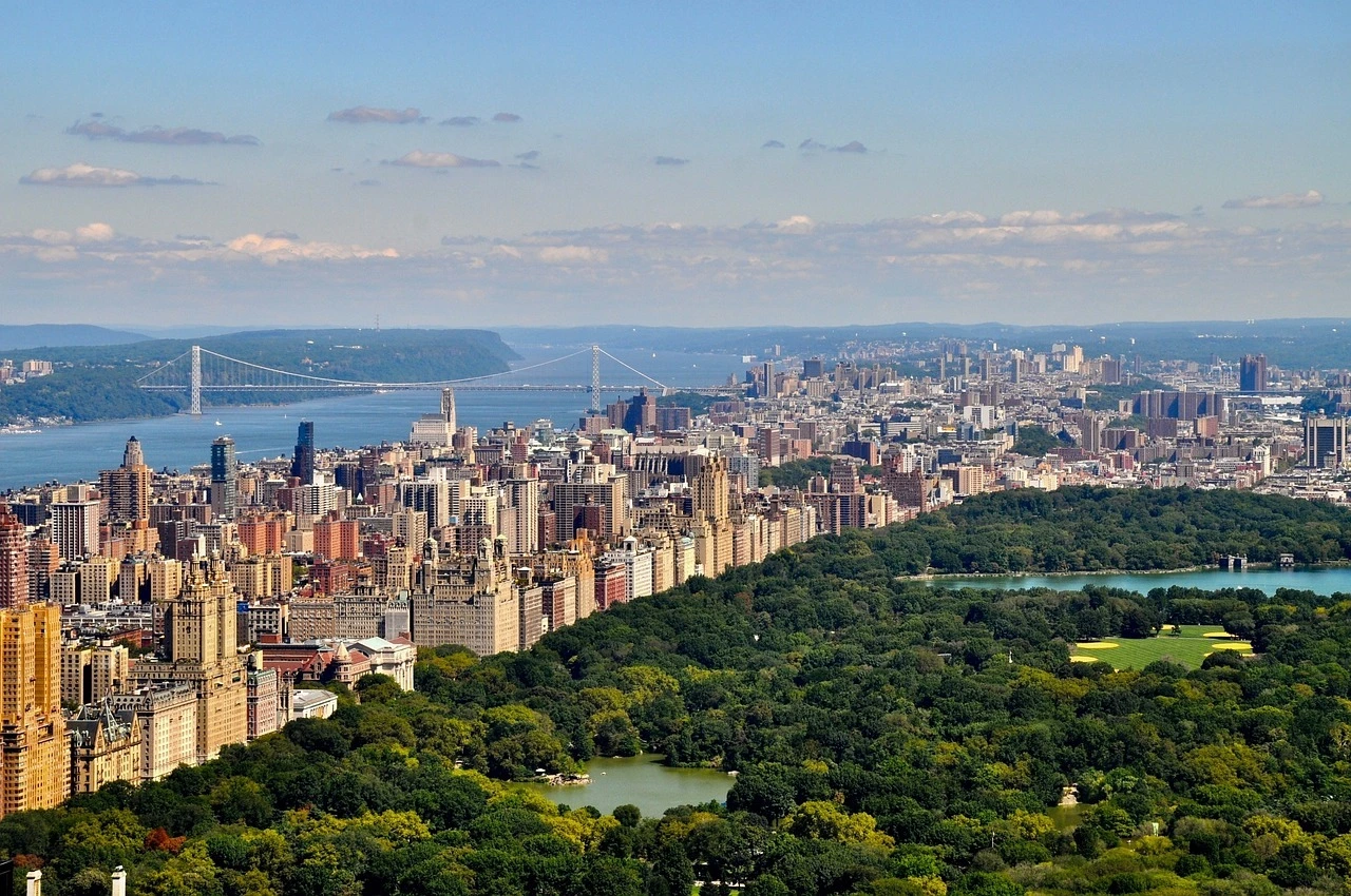 Das Foto zeigt den Central Park in New York. Er ist von Häusern umgeben.
