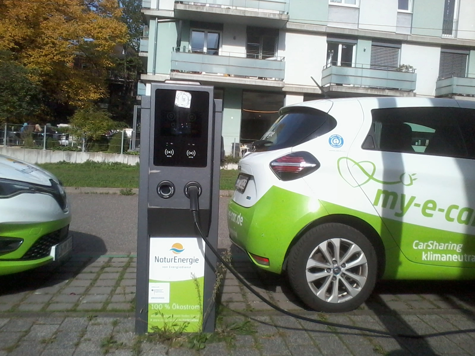 Das Foto zeigt ein Carsharing-Auto an einer Ladestation.