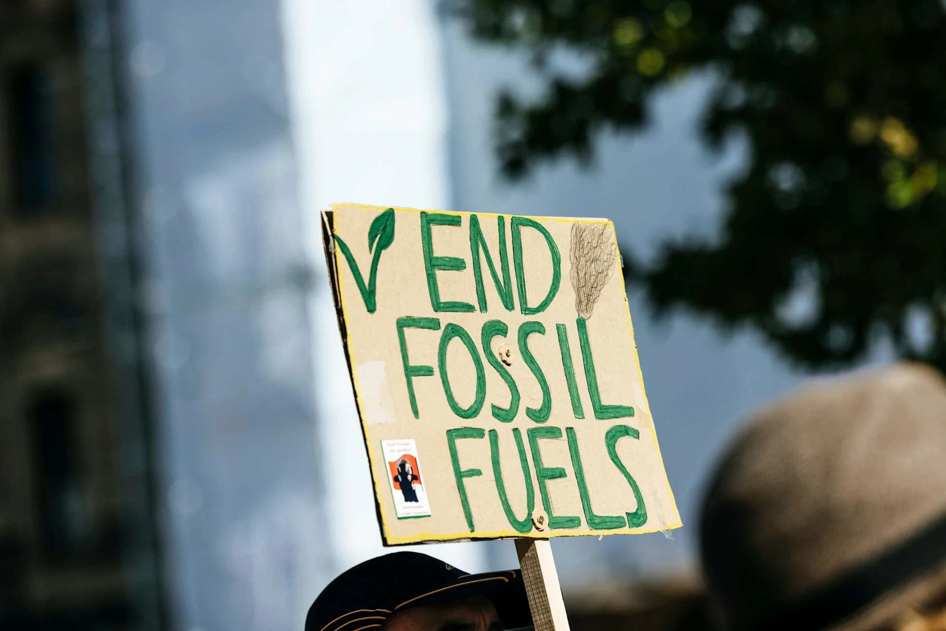 Das Foto zeigt ein Plakat mit der Aufschrift "End fossil fuels"