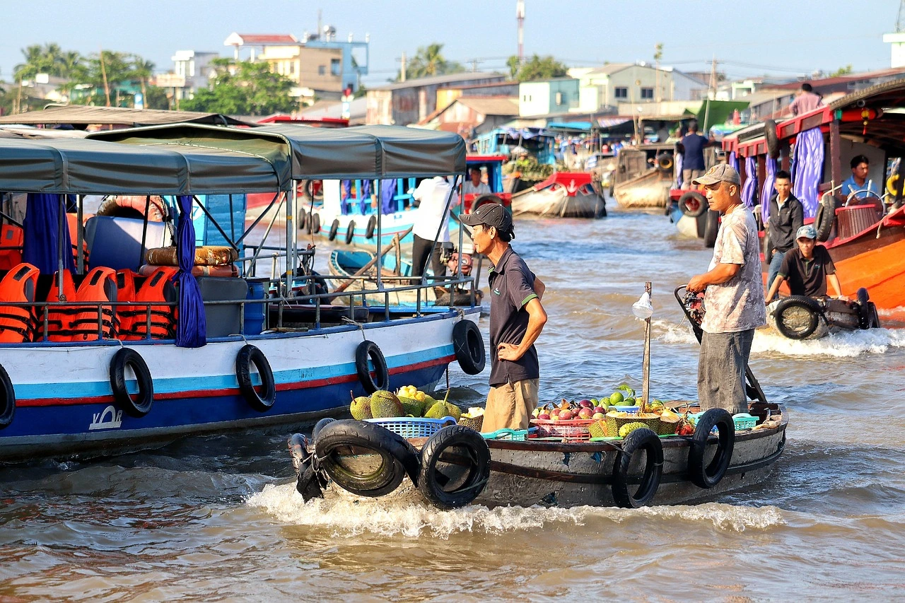 Mehrere Boote mit Menschen und Waren auf einem Fluss