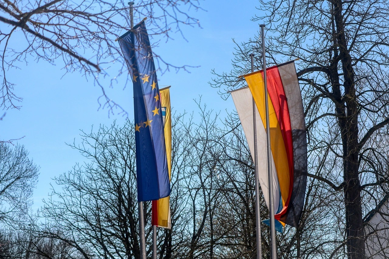 Das Foto zeigt die Fahne der EU und von Deutschland.