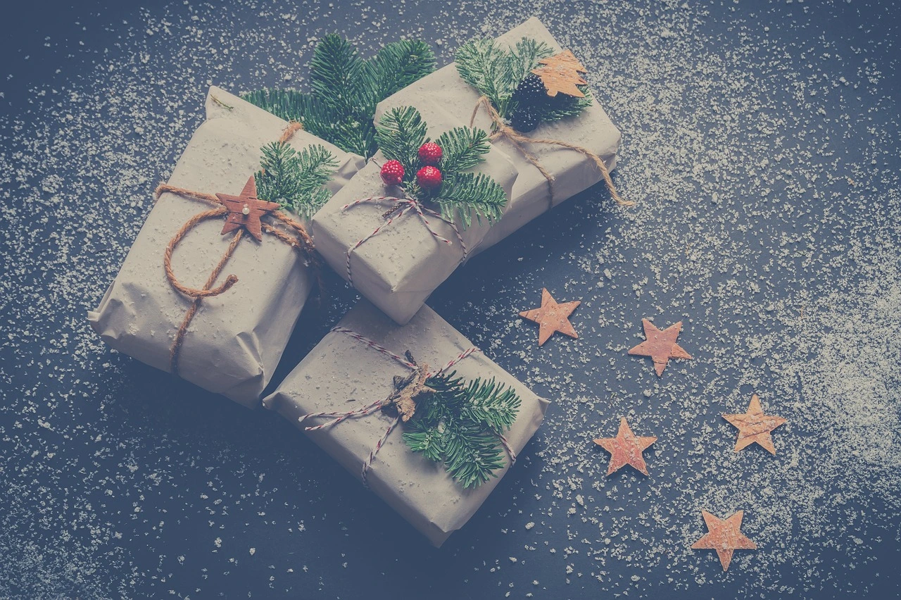 Das Fot zeigt drei weihnachtlich eingepackte Geschenke.