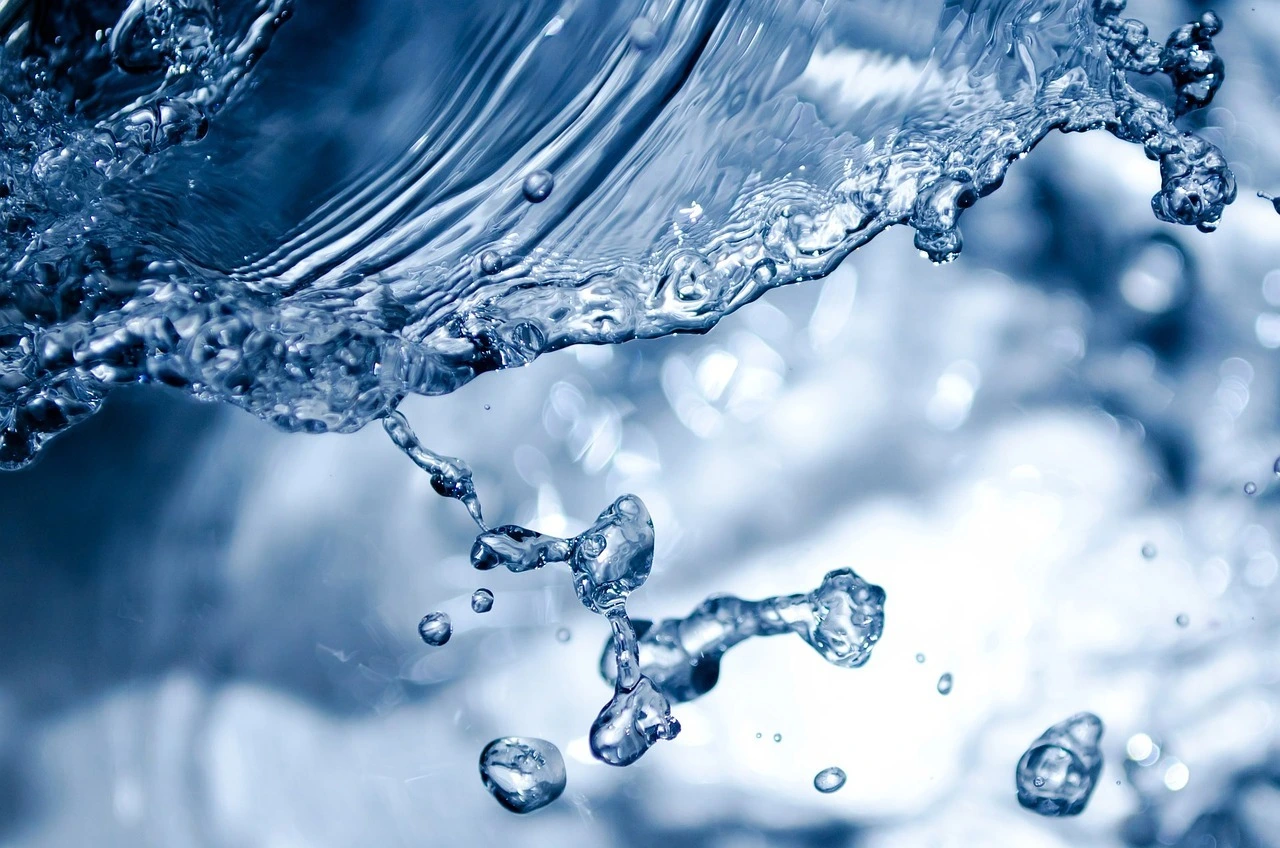 Das Foto zeigt spritzendes Wasser.