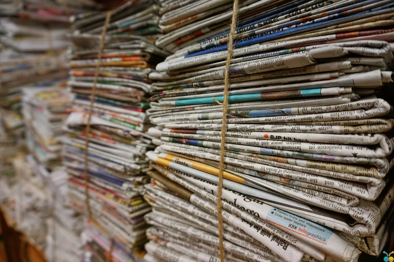 Das Foto zeigt mehrere Stapel Papier, die mit Schnur zusammengehalten werden.