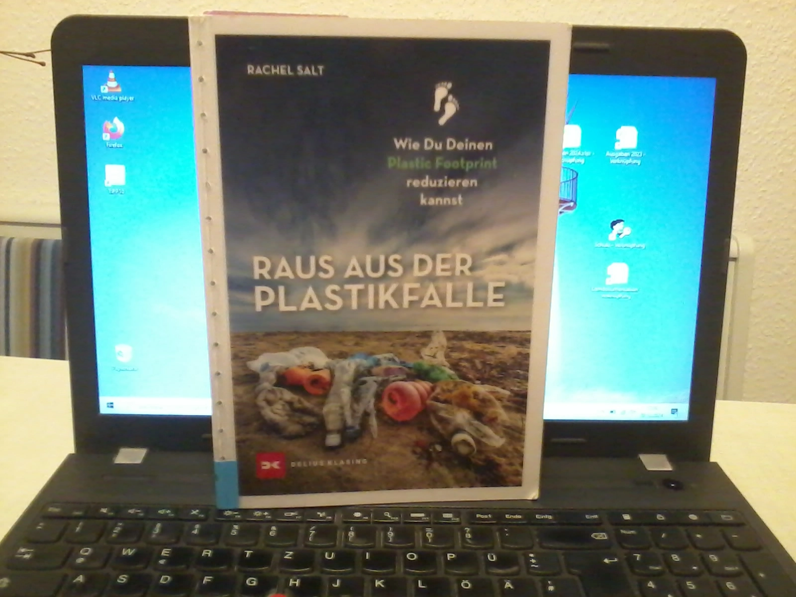 Das Foto zeigt das Buch "Raus aus der Plastikfalle". Es steht auf einem Laptop.