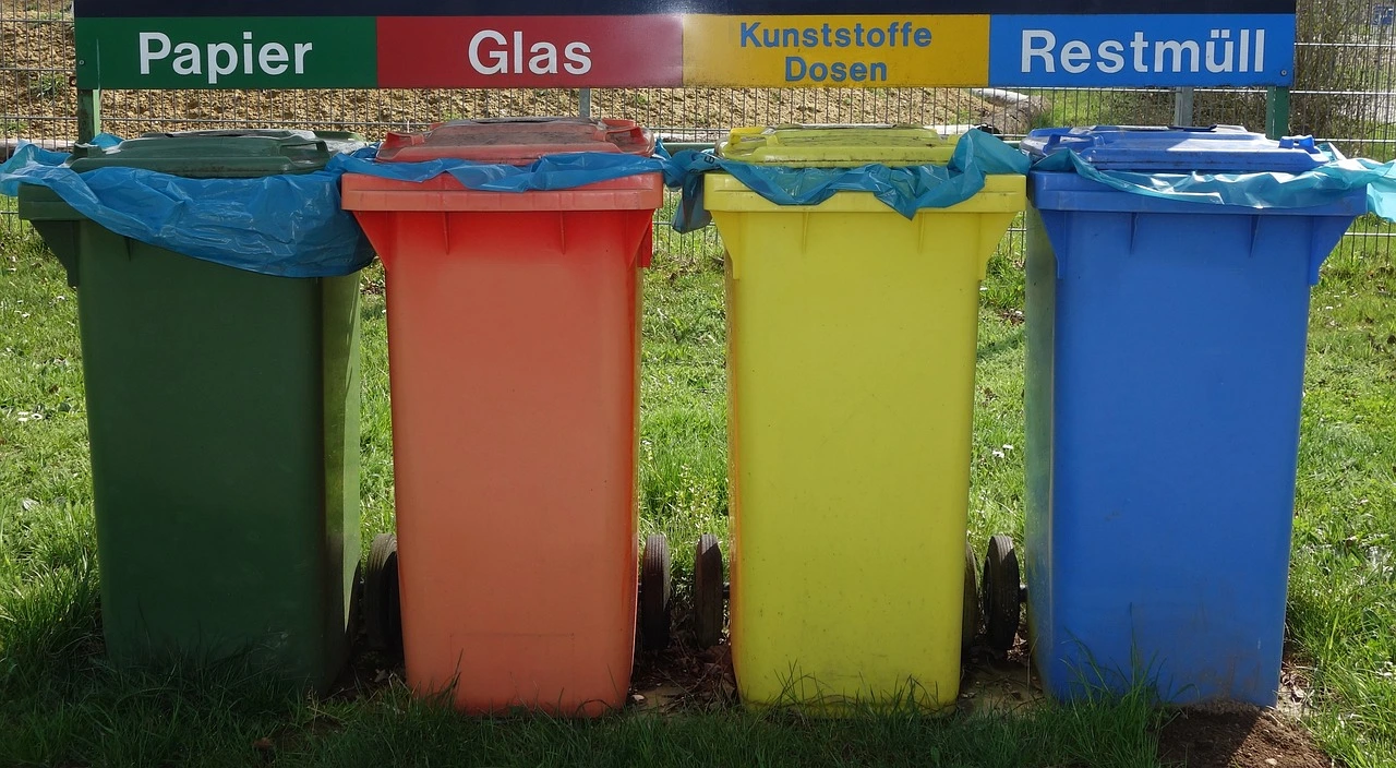 Das Foto zeigt 4 Mülltonnen nebeneinander.