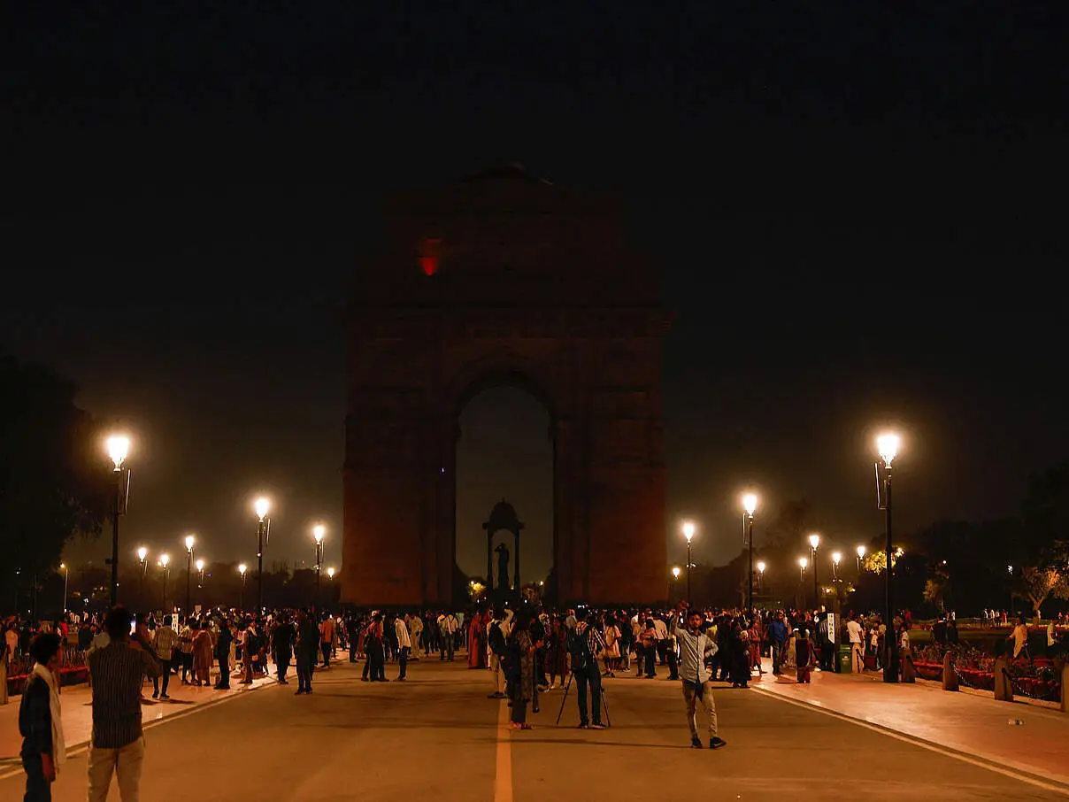 Das verdunkelte India Gate Das angestrahlte India Gate © picture alliance / REUTERS / Sharafat Ali
