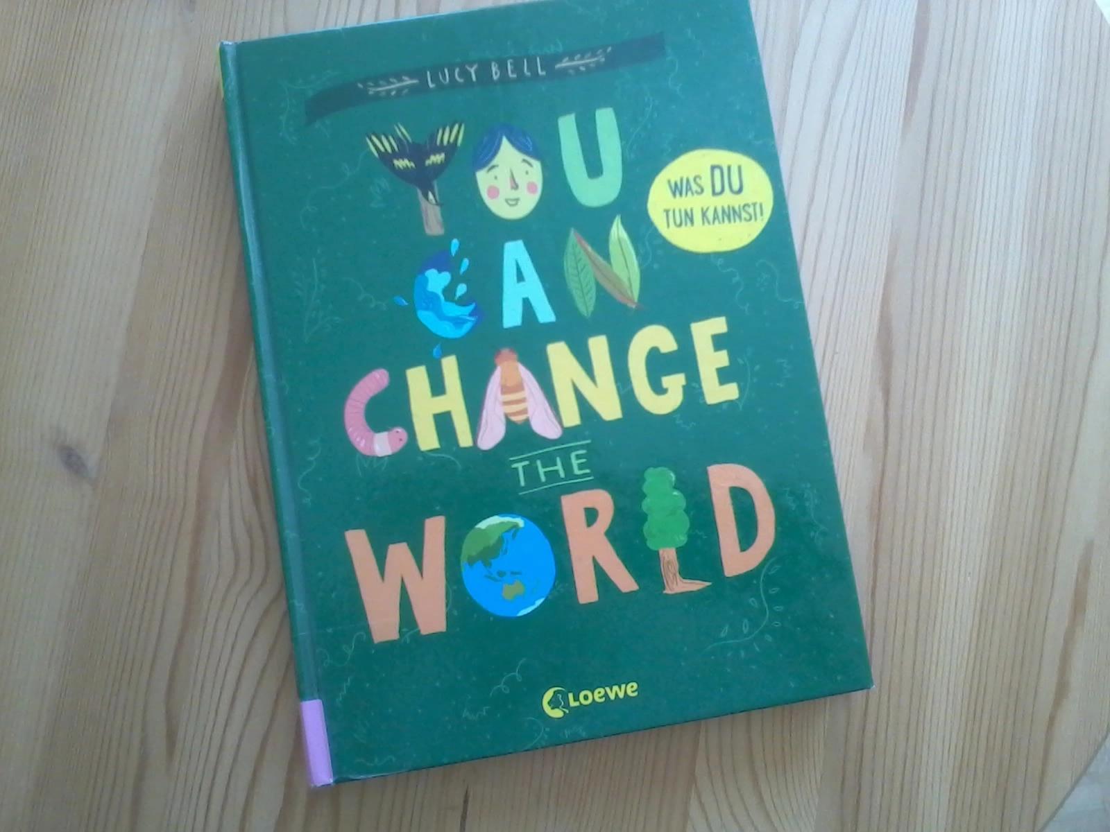 Das Foto zeigt das Buch "You Can Change the World"