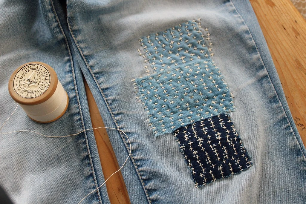 Eine Jeans mit sichtbarer Reparatur