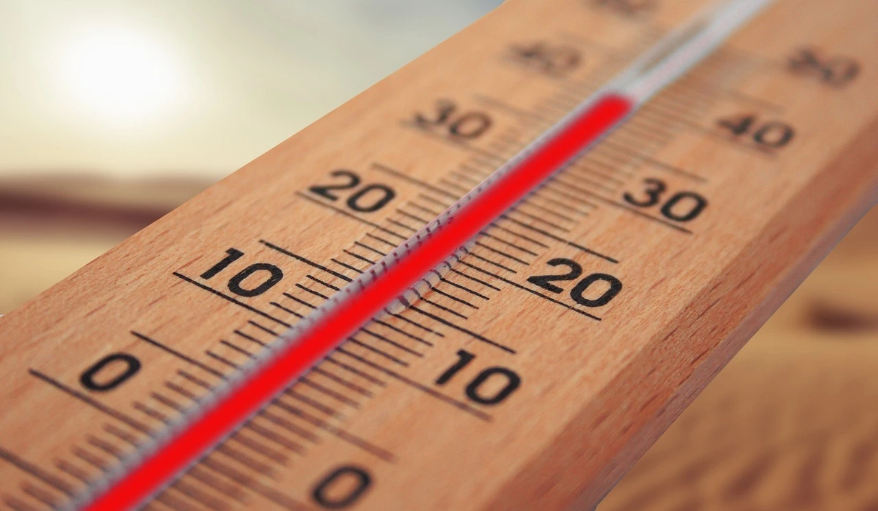 Das Foto zeigt ein Thermometer. Es zeigt über 30°C an.