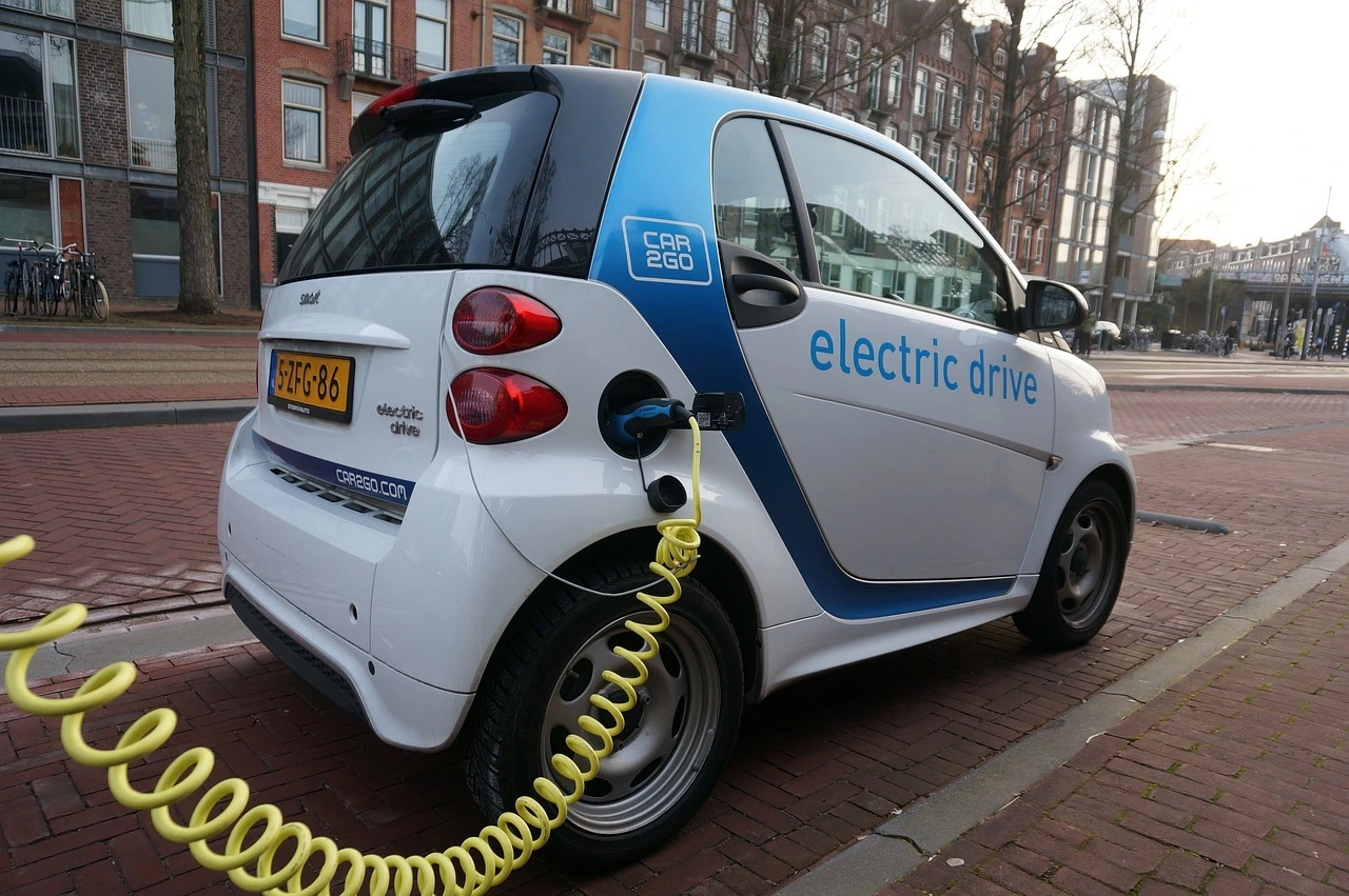 Dsa Foto zeigt ein Elektroauto an einer Ladestation.