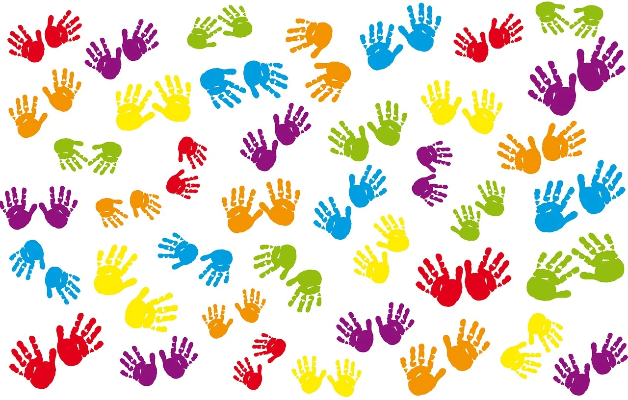 Das Foto zeigt viele bunte Handabdrück von Kindern.