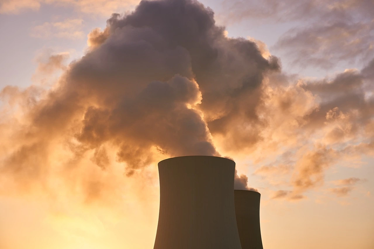 Das Foto zeigt die Kühltürme eines Atomkraftwerks.