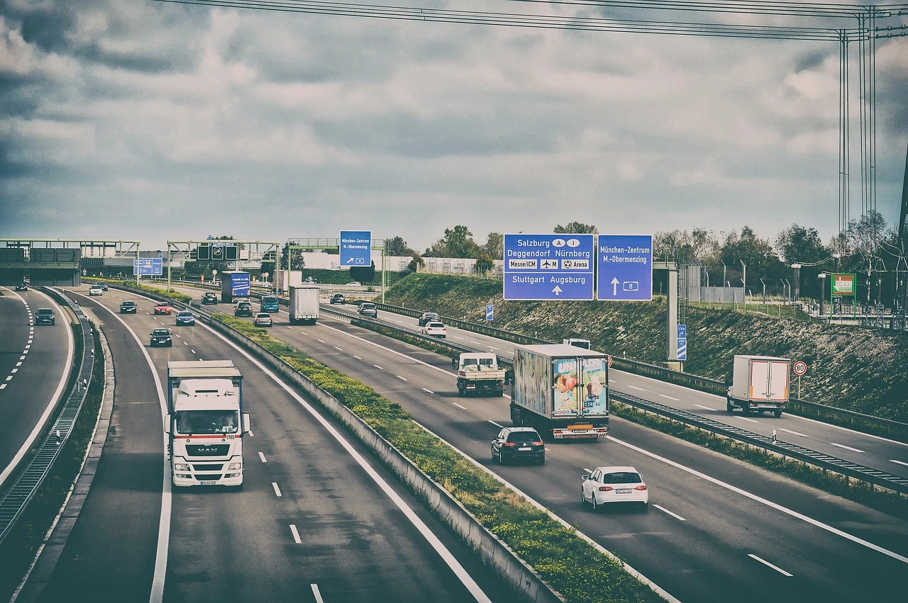 Das Foto zeigt Autos und LKWs auf einer mehrspurigen Autobahn.