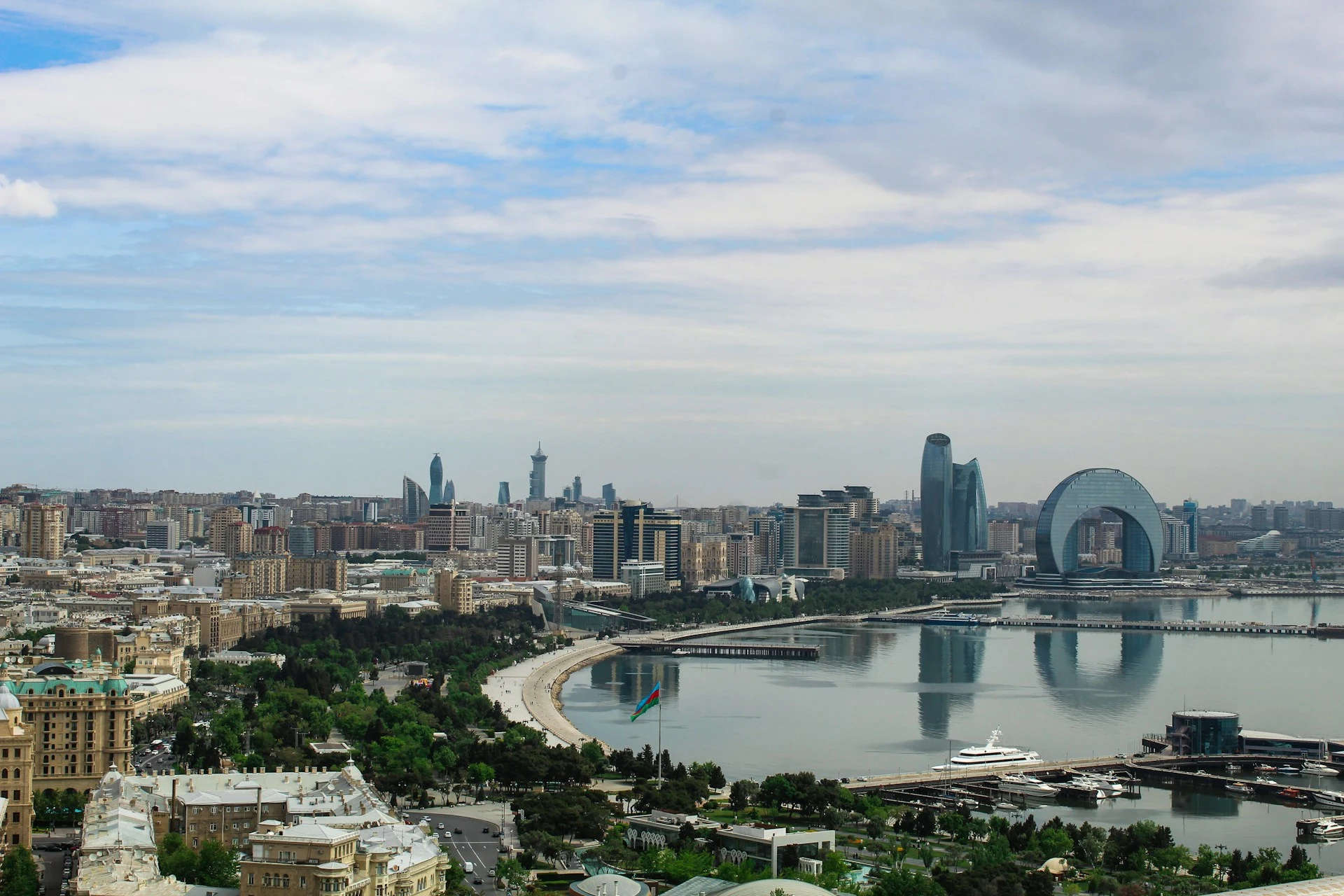 Das Foto zeigt eine Ansicht der Stadt Baku aus der Luftperspektive.