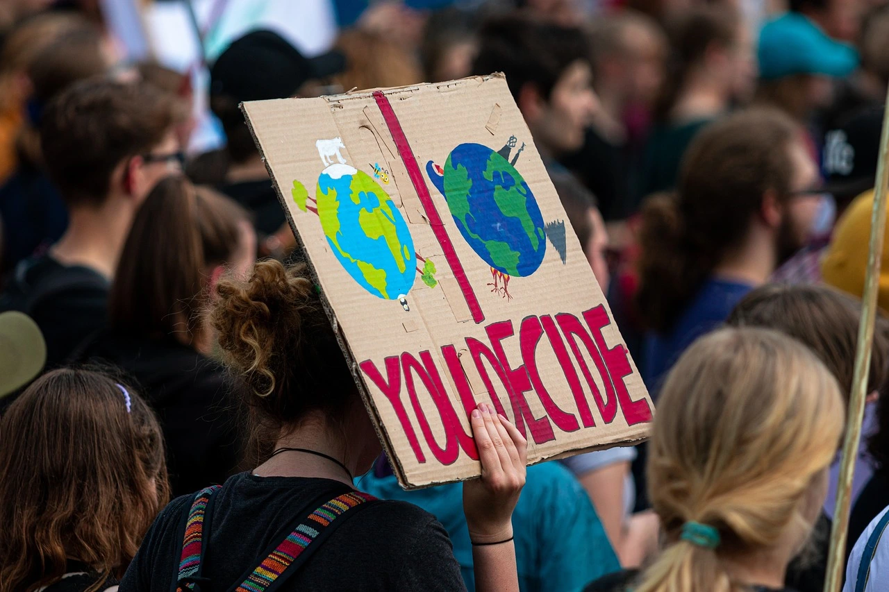 Das Foto zeigt demonstrierende Menschen. Im Vordergrund ein Plakat mit der Aufschrift "Your choice".
