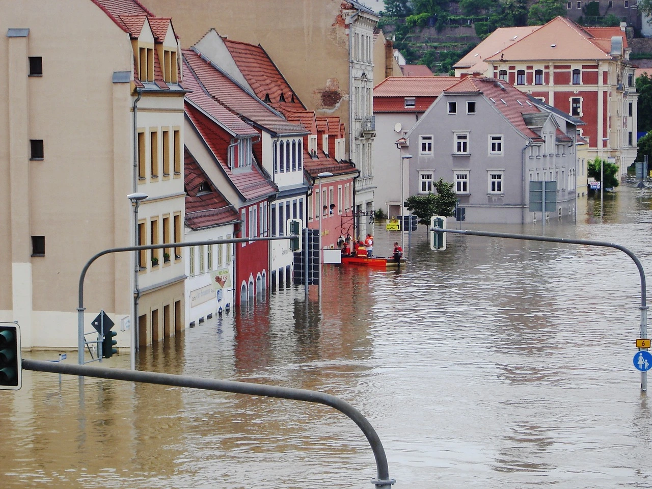 Das Foto zeigt eine überschwemmte Stadt. Die Straßen sind überschwemmt.