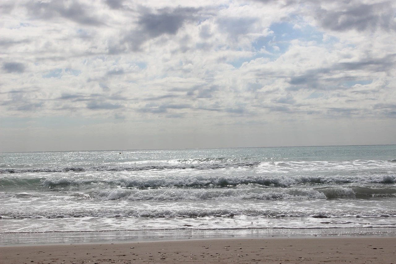 Blick auf ein Meer mit leichten Wellen