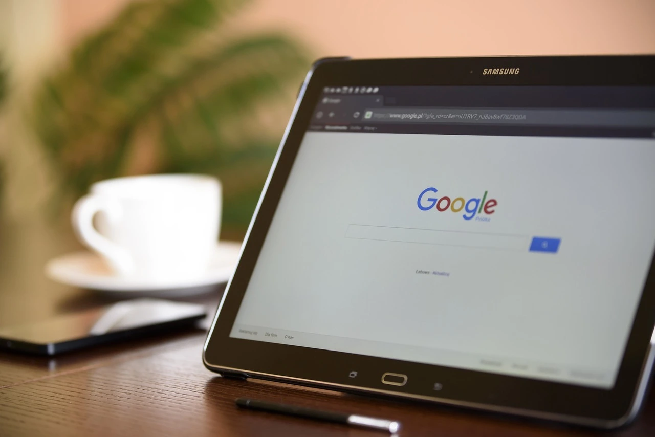 Das Foto zeigt ein Tablet, auf dem die Suchmaschine Google geöffnet ist.