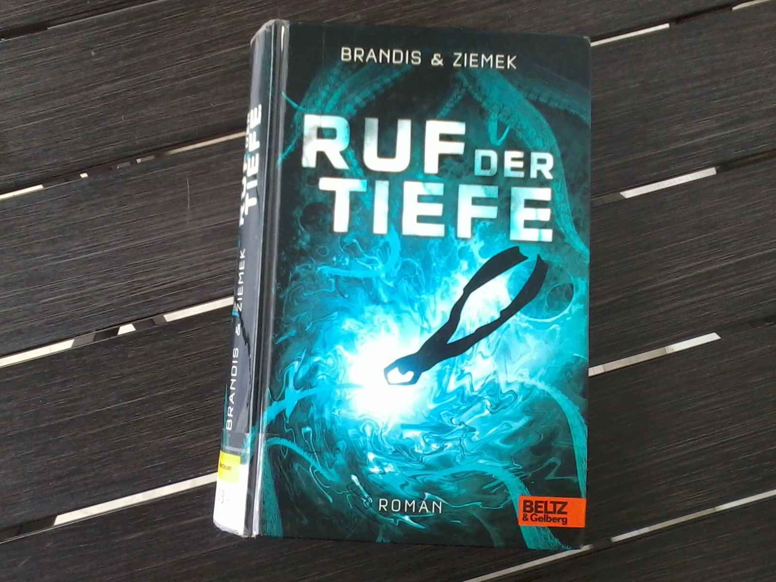 Das Buch "Ruf der Tiefe" auf einem dunklen Tisch