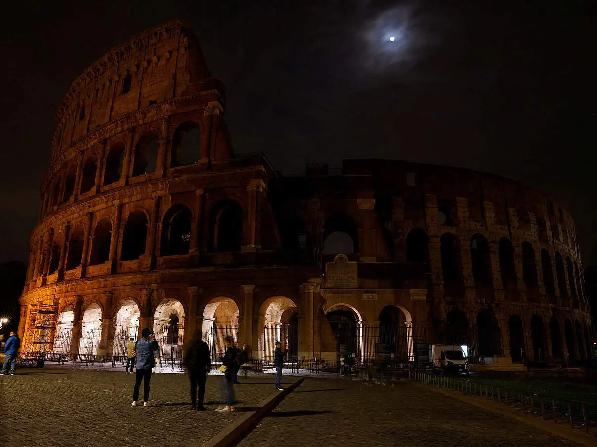 Das verdunkelte Kolosseum © picture alliance / REUTERS / Remo Casilli