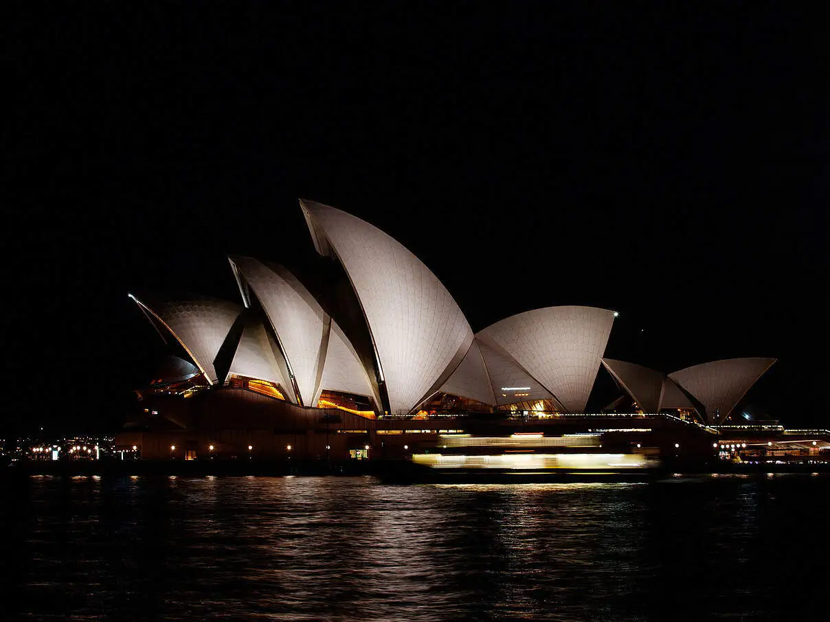 Die angestrahlte Oper in Sydney © pictrure alliance / REUTERS / Nikki Short