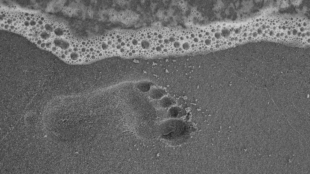 Das Foto zeigt einen Fußabdruck im Sand.