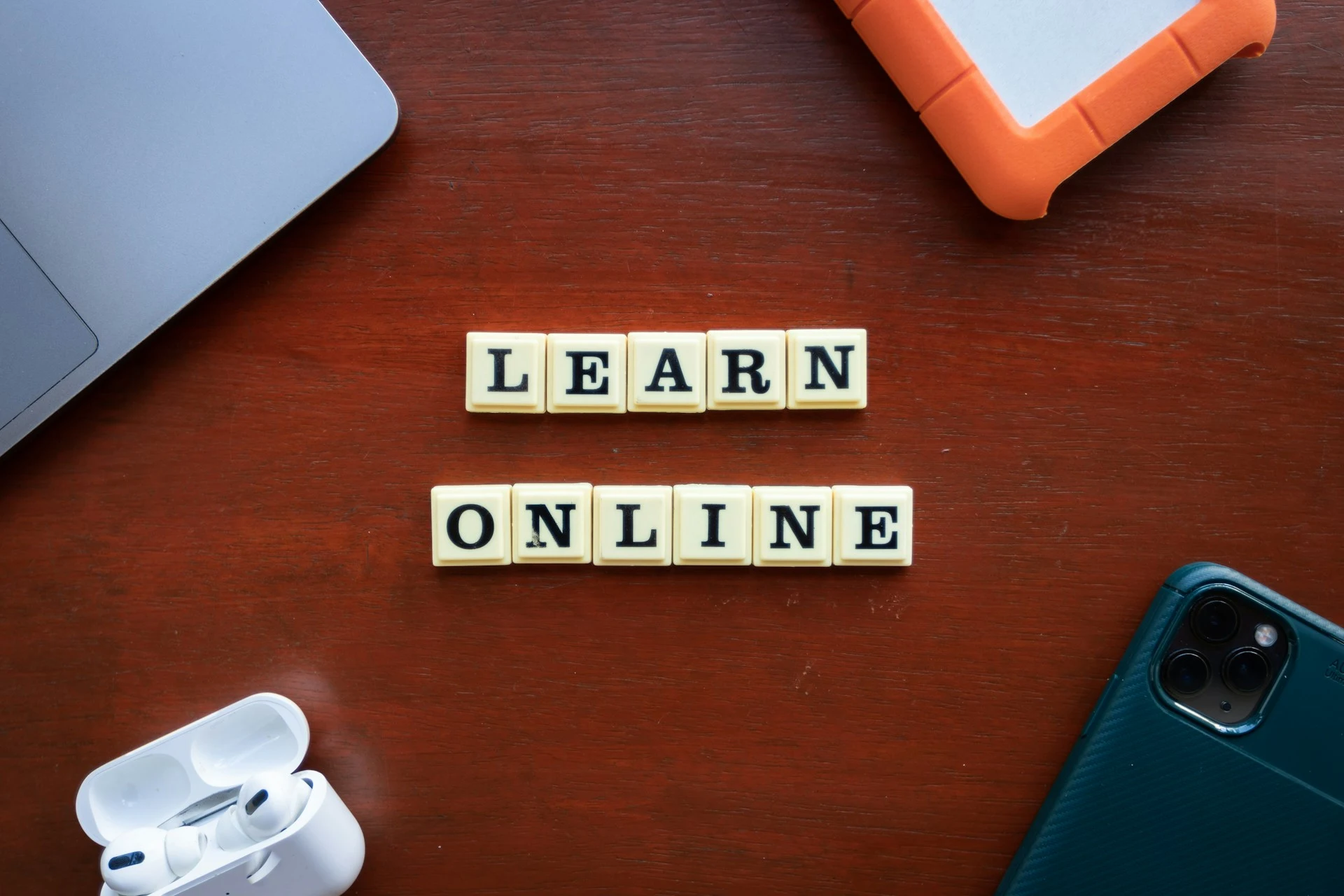 Scrabble-Steine, aus denen die Wörter "Learn online" gelegt wurden