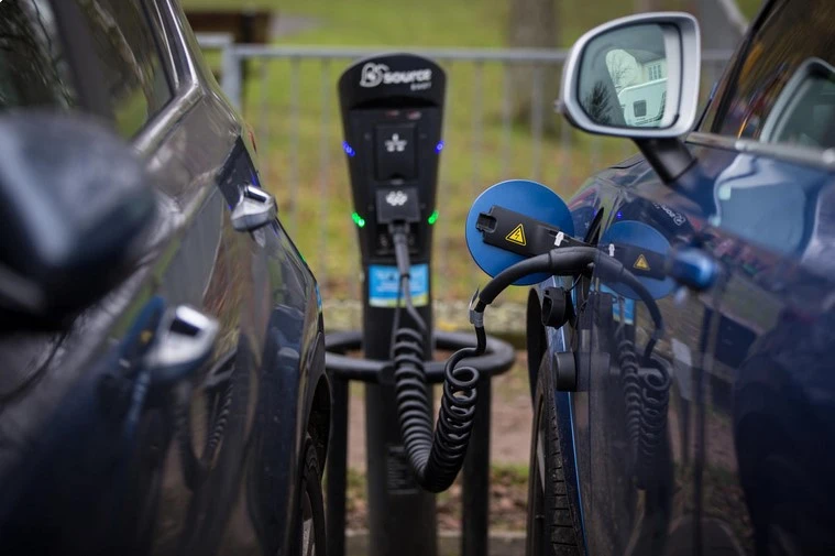 Elektroautos an Ladestation