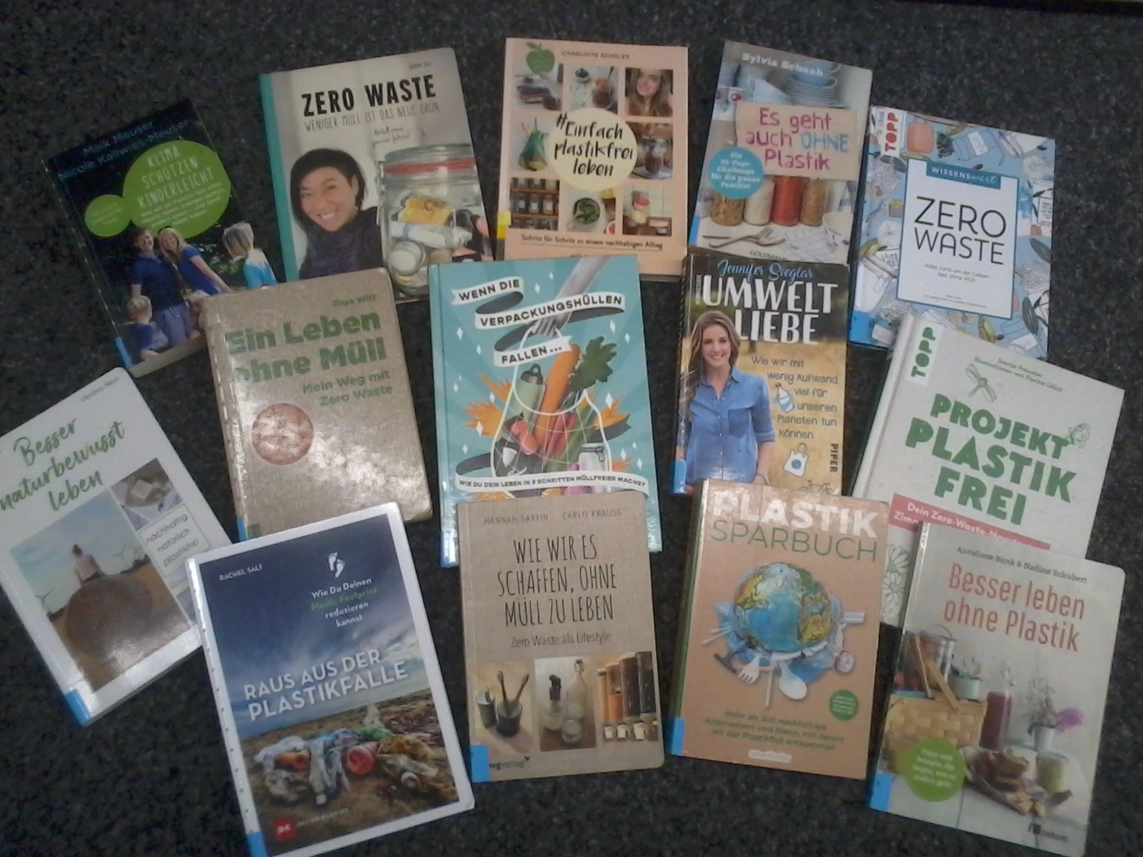 Das Foto zeigt mehrere Bücher neben und untereinander zum Thema Zero Waste und plastikfrei Leben.