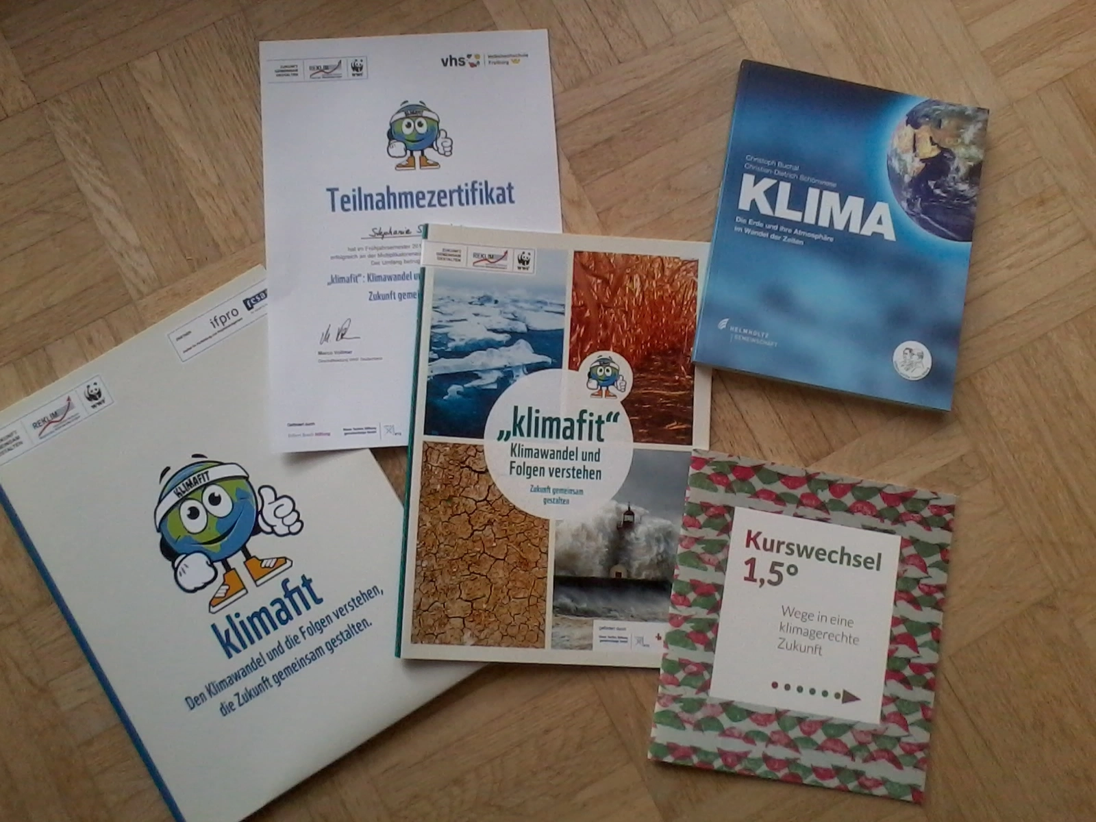 Das Foto zeigt die Kursmaterialien vom Klimafit-Kurs.