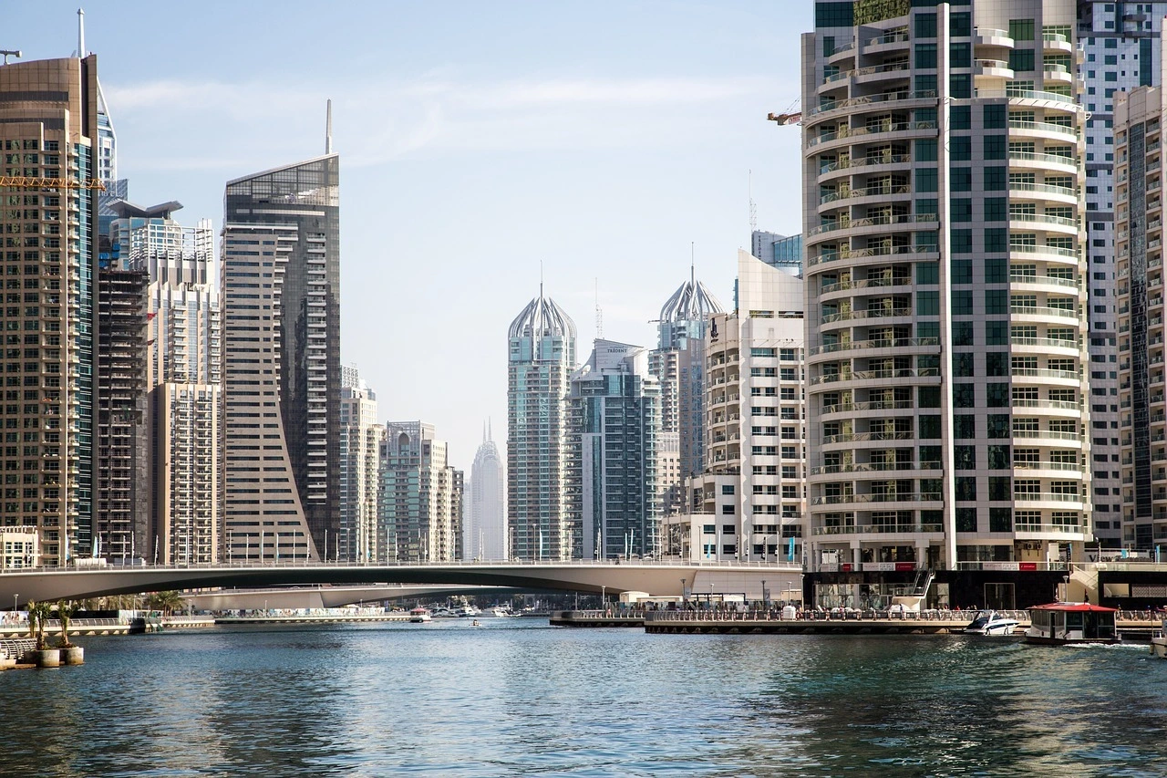 Das Foto zeigt die Ansicht der Stadt Dubai mit vielen Wolkenkratzern.