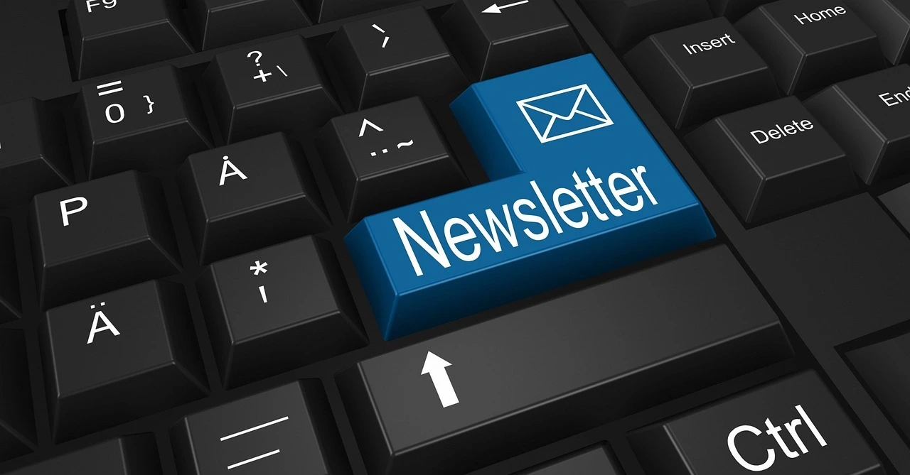 Das Foto zeigt eine Tastatur. Statt der Enter-Taste steht auf der Taste "Newsletter". Sie ist blau.