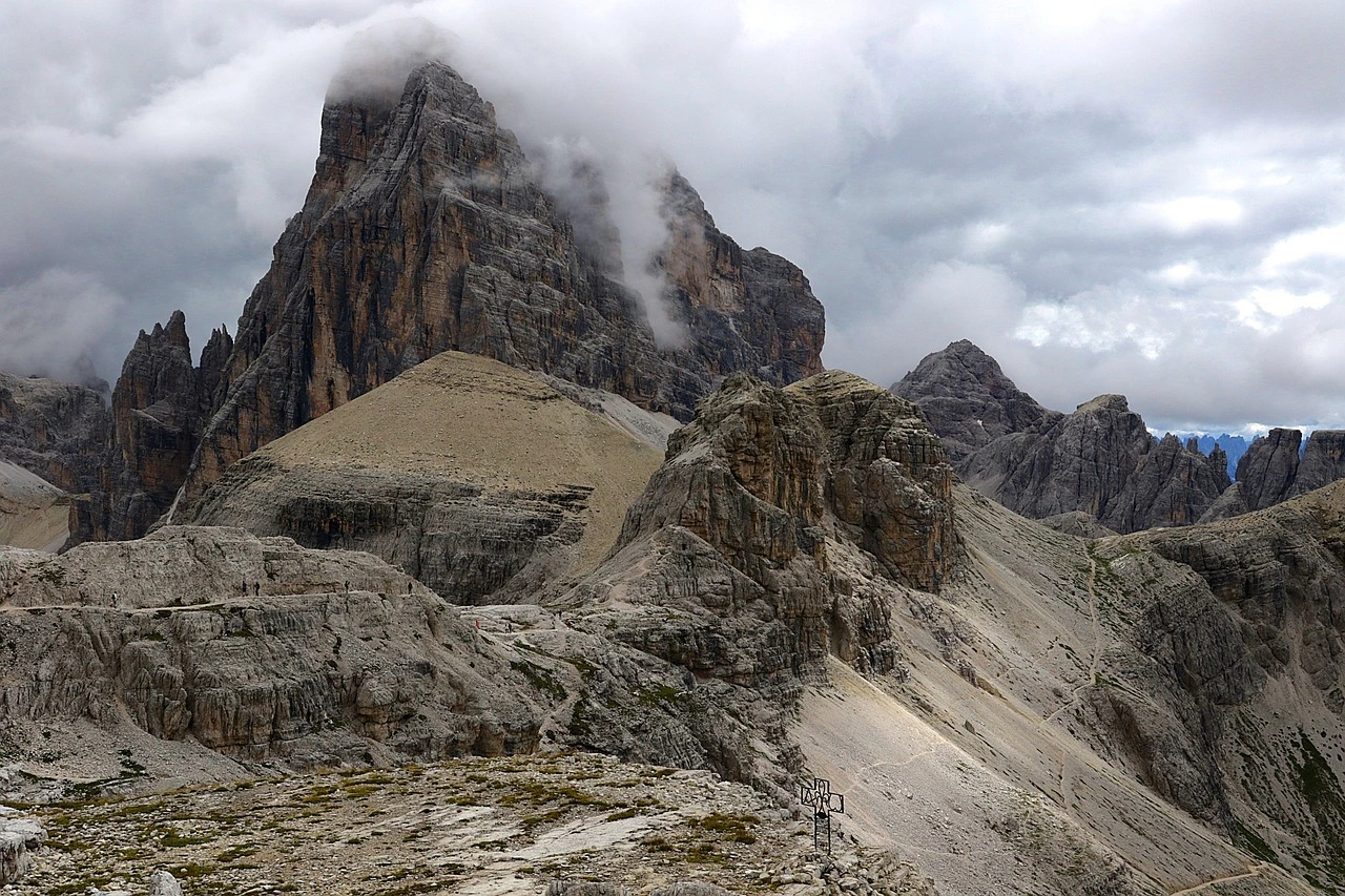 Das Bild zeigt schroffe Felsen in den Dolomiten.