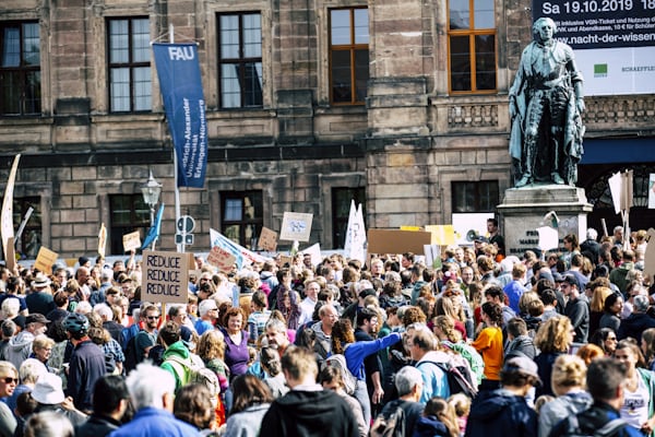 Das Bild zeigt versammelte Aktivisten mit Demo-Plakaten.