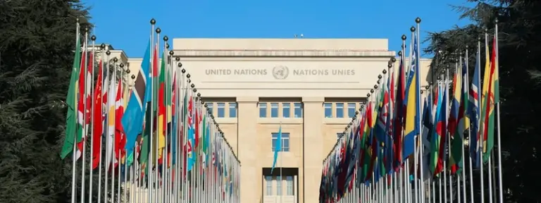 UN-Gebäude, im Vordergrund Flaggen der Mitgliedsstaaten