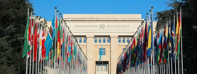 UN-Gebäude, im Vordergrund Flaggen der Mitgliedsstaaten
