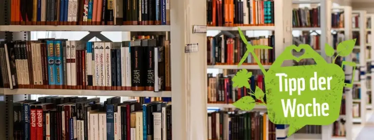 Links: gut gefüllte Bücherregale, Rechts: das 'Tipp der Woche Emblem'