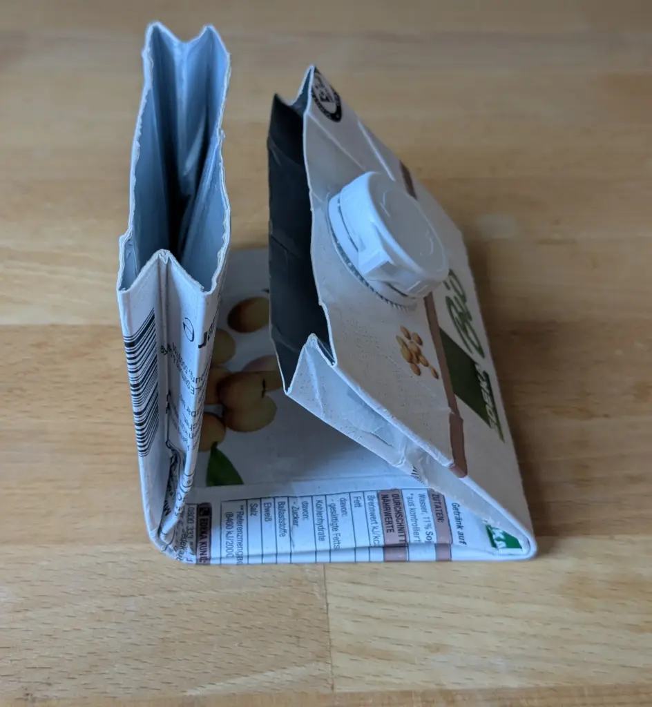 Die Milchtüte ist so gefaltet, dass drei in etwa gleich große Teile entstehen.