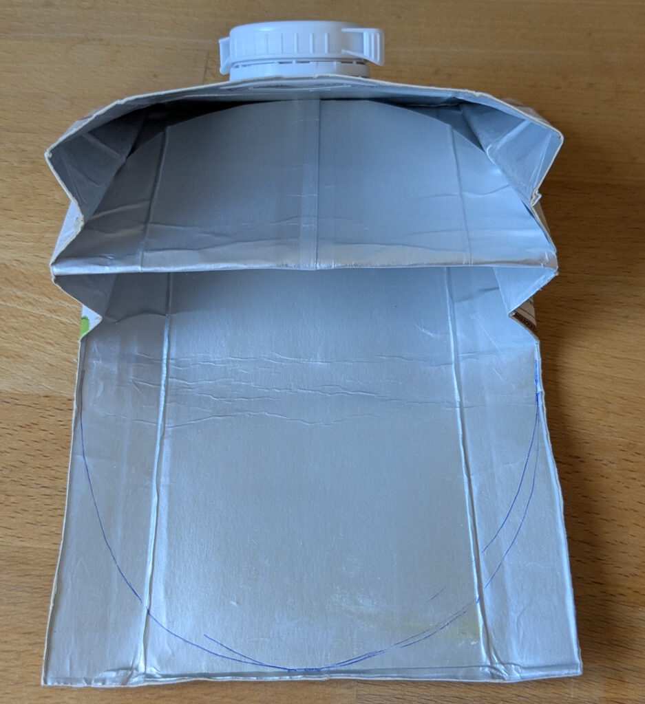 Das Portemonnaie nimmt Gestalt an und hat zwei Fächer. auf der zweiten Lasche ist ein halbrunder Strich, der den nächsten Schnitt andeutet.