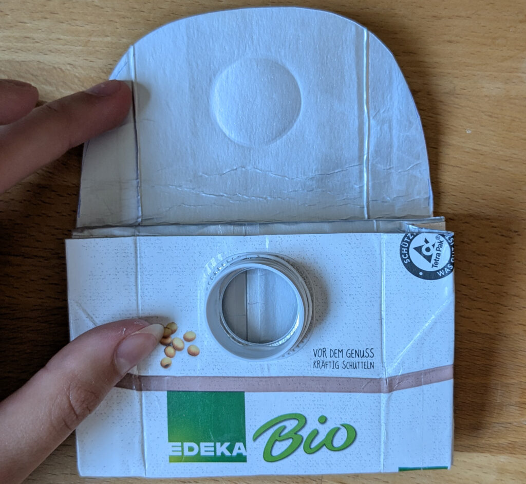 Das fast fertiggestellte Portemonnaie ist aufgeklappt und ein deutlicher Abdruck des Schraubverschlusses ist zu sehen.