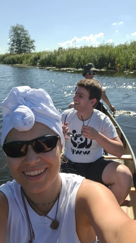 © Peter Jelinek / WWF Zwei Jugendliche im WWF-T-Shirt auf einem Kanu auf der Oder