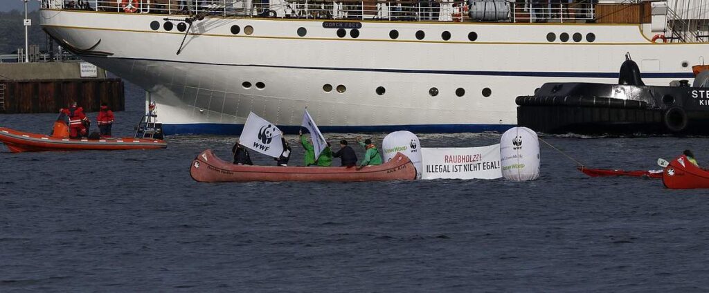 WWF und Robin Wood Aktivist:innen auf Booten vor der Gorch Fock
