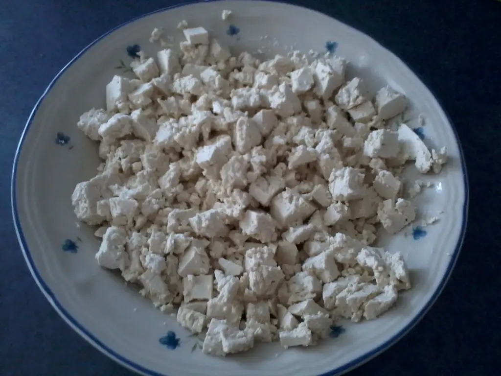 Zerkleinerte Tofustücke auf einem Teller