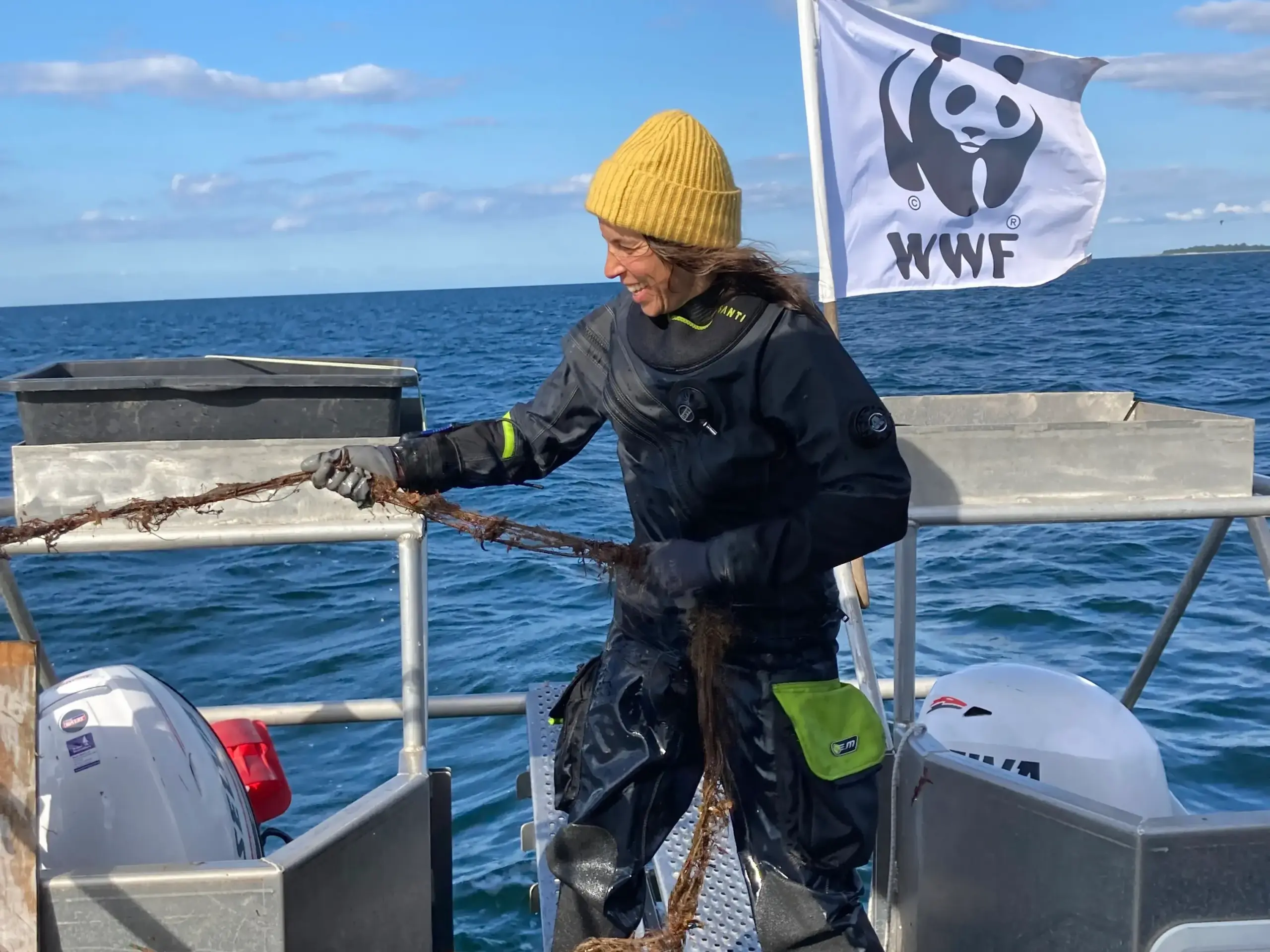 Gabriele Dederer bei einem Bergungs-Einsatz von Geisternetzen.