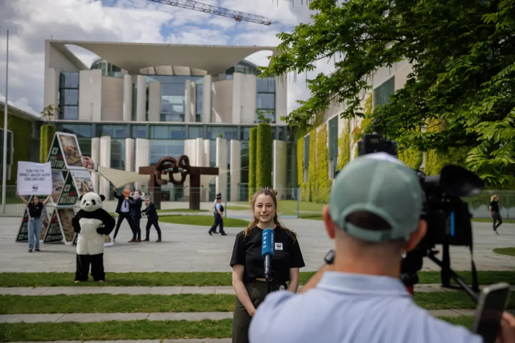 WWF Jugend Sprecherin Felicia Engel vor dem Kartenhaus beim Fernsehinterview vor dem Kanzleramt