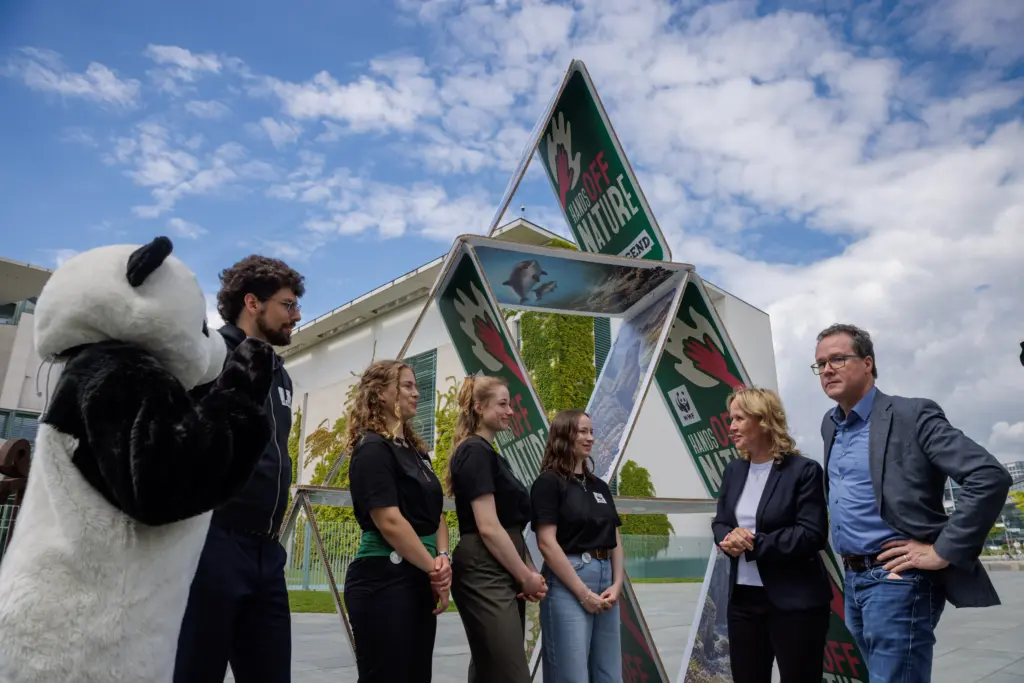 WWF Jugend Team vor dem Kartenhaus im Gespräch mit Steffi Lemke und Harald Ebner von den Grünen